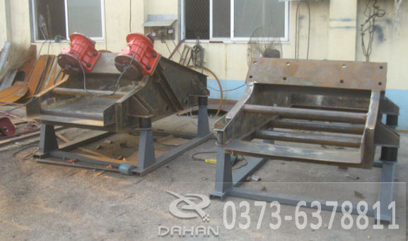 矿用振动筛正在测试中 矿用振动筛正在测试中